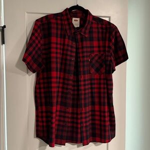 Classic Levi’s button down short sleeve cotton shirt.  Size XL